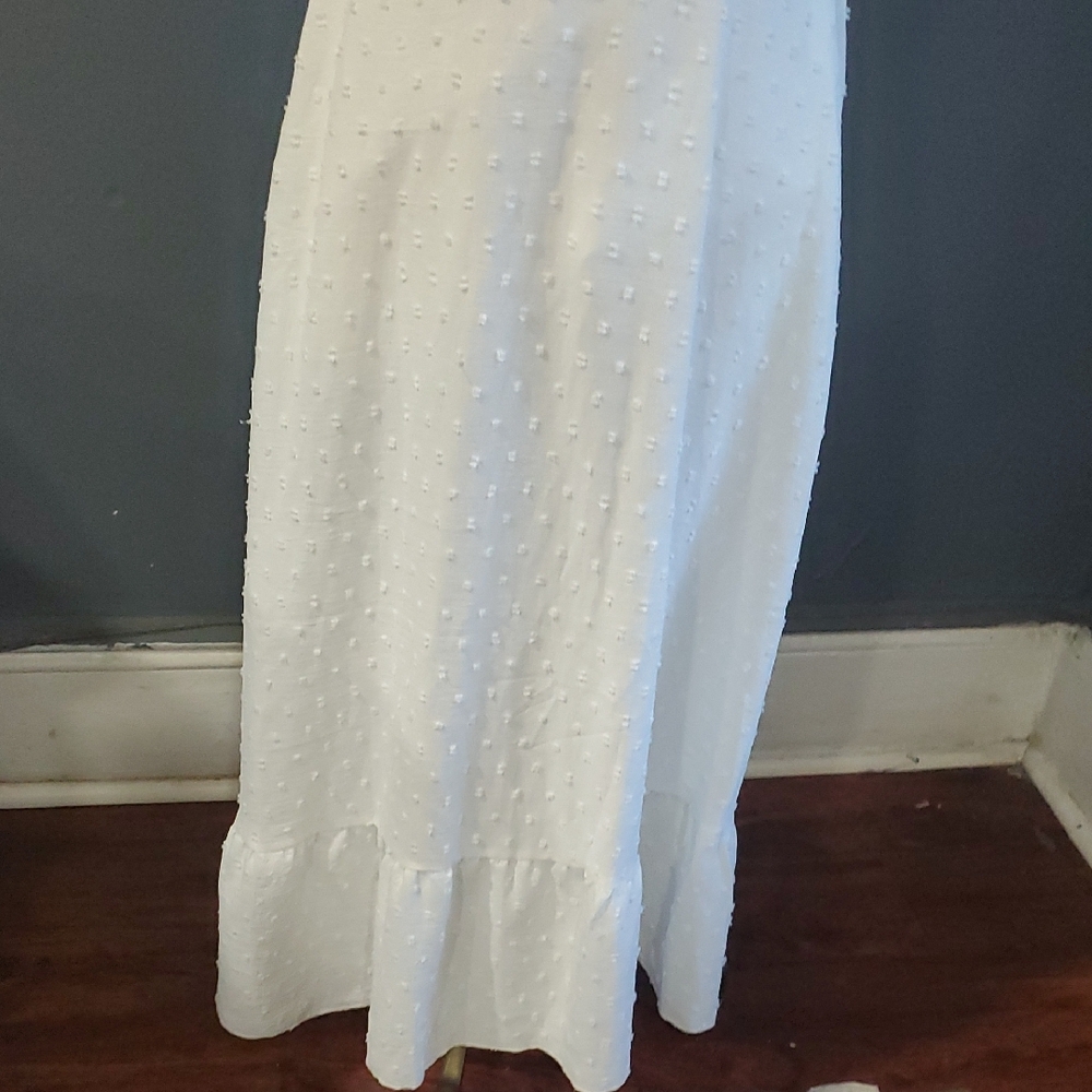 Elegant White Sleeveless Dress - Picture 4 of 15